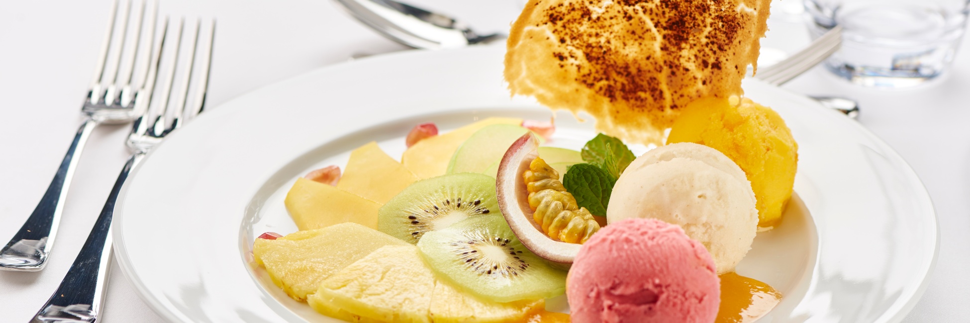 Uno de los refinados postres a bordo: Assortiment de sorbets et fruits exotiques (Variado de sorbetes y frutas exóticas) magnificamente presentado por los chefs del barco. CROISIEUROPE COCINA CHEF CROISIEUROPE GASTRONOMIA CROISIEUROPE CRUCEROS GASTRONOMICOS GASTRONOMIA FRANCESA